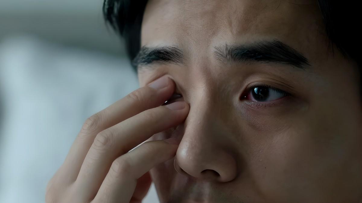 blurry vision in one eye after waking up